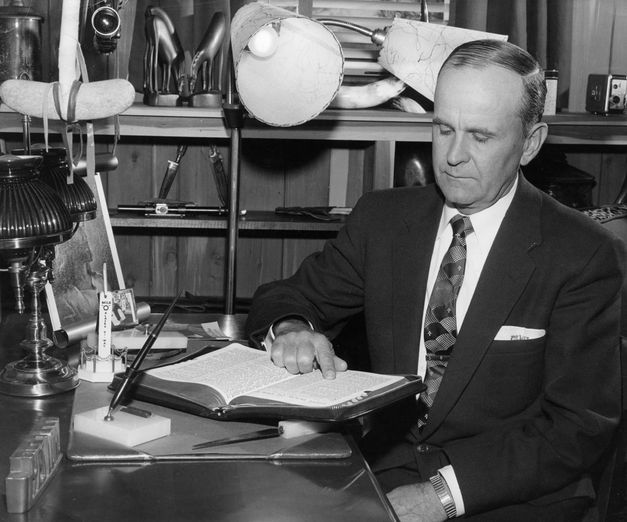 william branham reading bible in den room on 208 ewing lane.